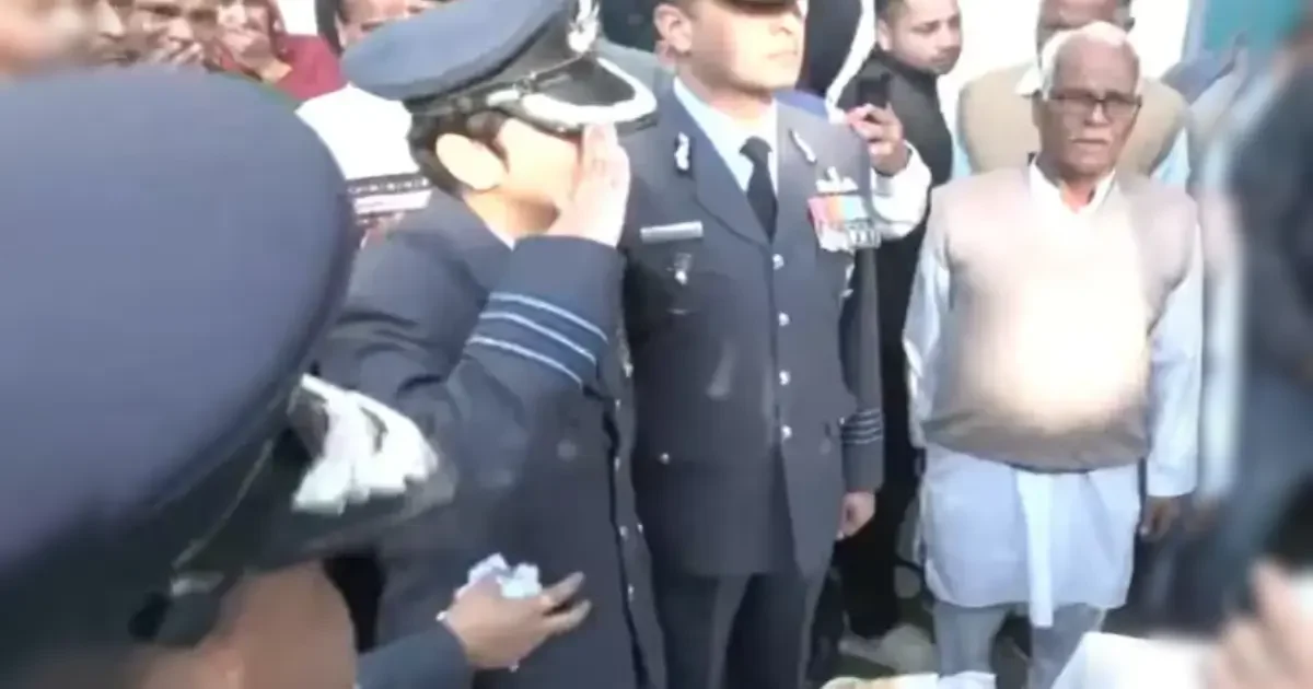 Tejas Crash Dubai Air Show : विंग कमांडर नमंश स्याल को पत्नी की सलामी, पूरे सैन्य सम्मान के साथ अंतिम विदाई