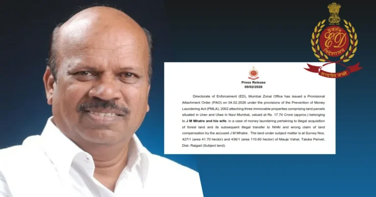 ED की कार्रवाई के दौरान दस्तावेज़ों की जांच करते प्रवर्तन निदेशालय के अधिकारी और पृष्ठभूमि में वन भूमि का इलस्ट्रेशन