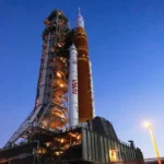 NASA का SLS रॉकेट लॉन्च पैड पर — आर्टेमिस मून मिशन 2026