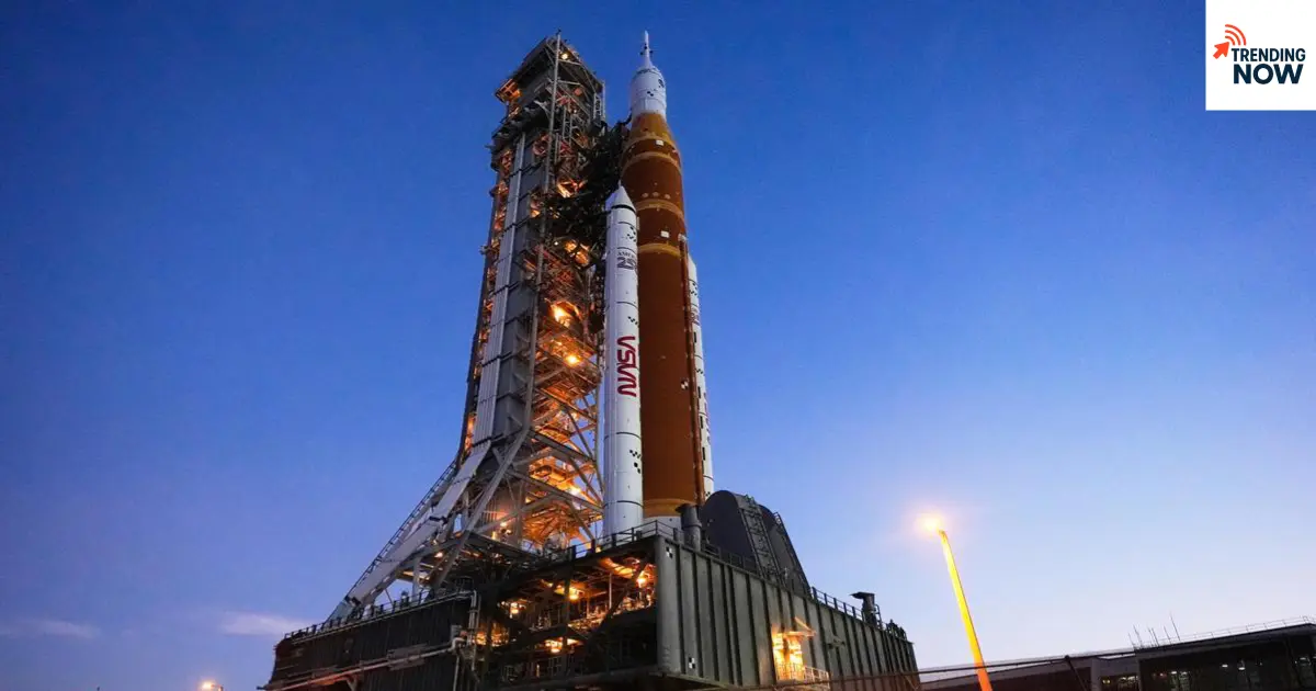 NASA का SLS रॉकेट लॉन्च पैड पर — आर्टेमिस मून मिशन 2026