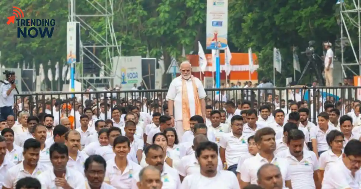 antarrashtriya yog divas pradhanmantri aur logon dwara 21 june ko manaya gaya